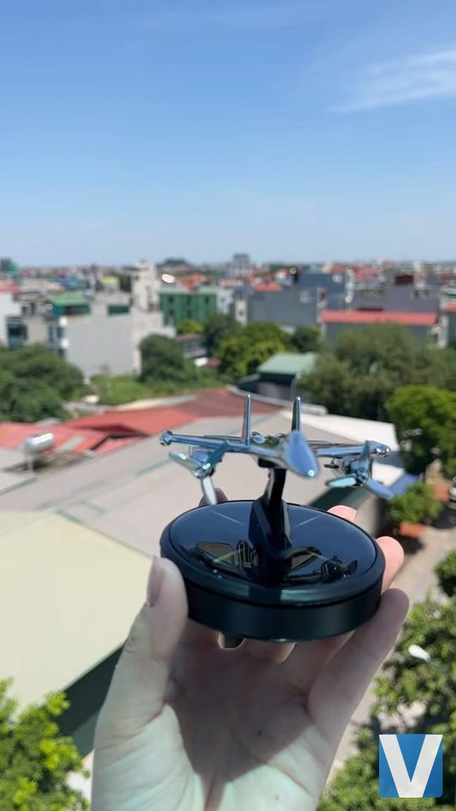 Mô hình máy bay năng lượng mặt trời cầm trên tay